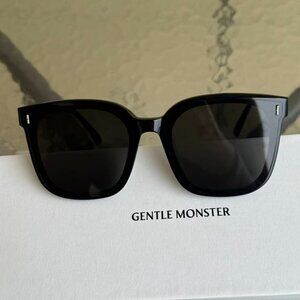 Gentle Monster FRIDA Black Square Sunglasses Classic Dark Lens